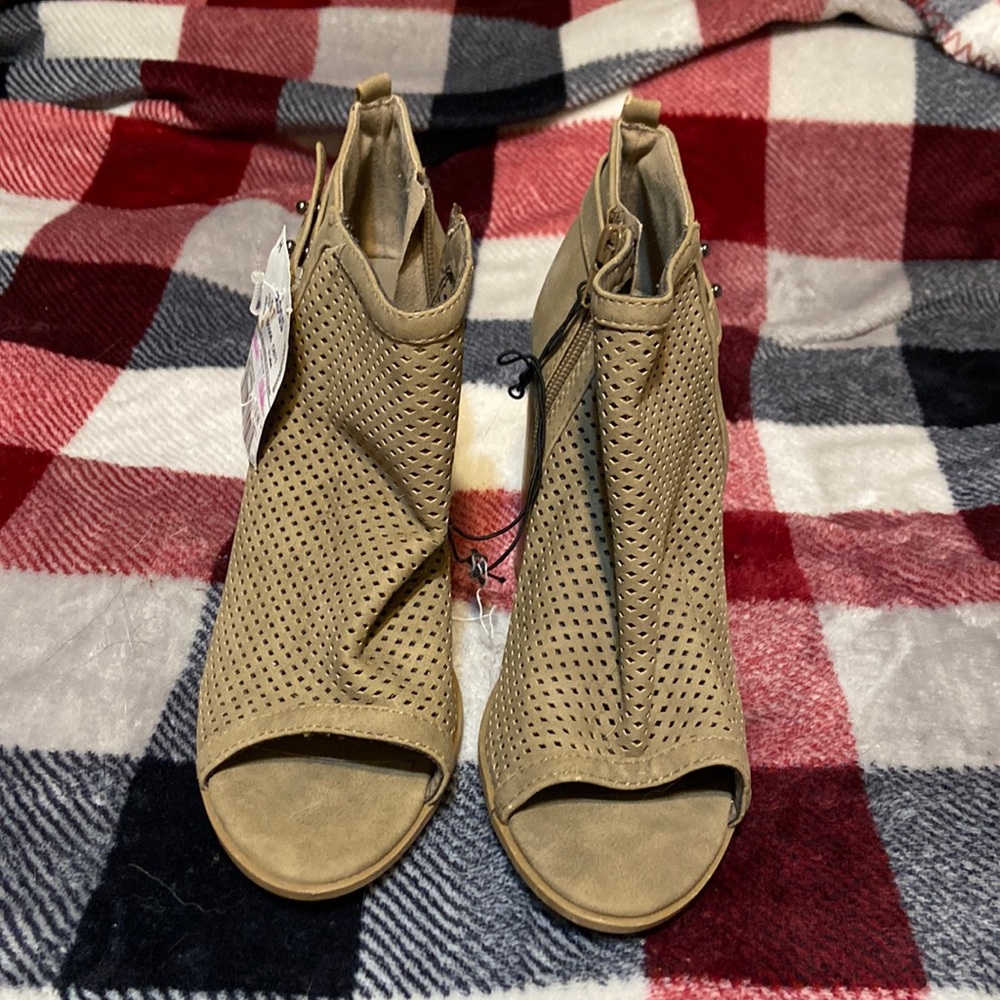 brand new thick heel boots